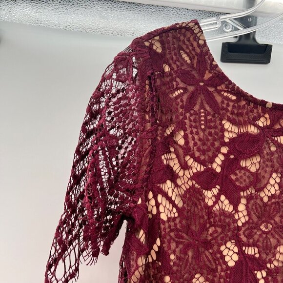Express Women's Lace Overlay Short Sleeve Scalloped Hem Top Wine/Nude XS New - Picture 3 of 9